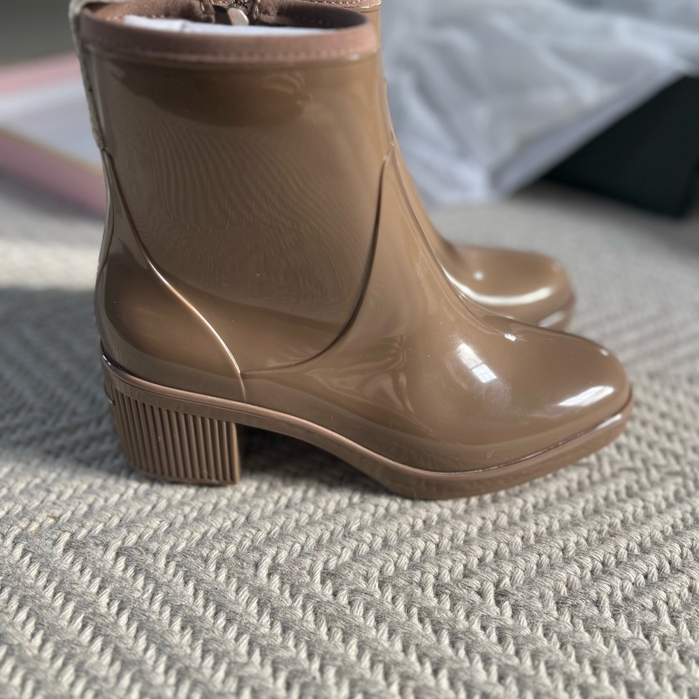 NWT Kate Spade Puddle Rain Boots size 7B in rustic/neutral - Picture 2 of 7